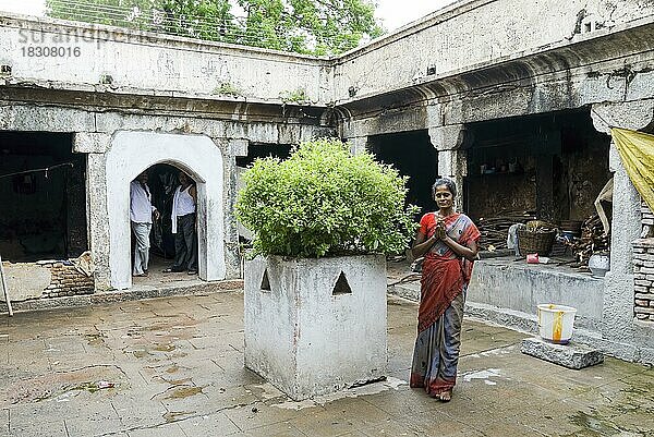 Eine Frau bei der Anbetung einer runden Indisches Basilikum (Ocimum tenuiflorum) in Thiruttani Tiruttani Tirutani  Tamil Nadu  Südindien  Indien  Asien