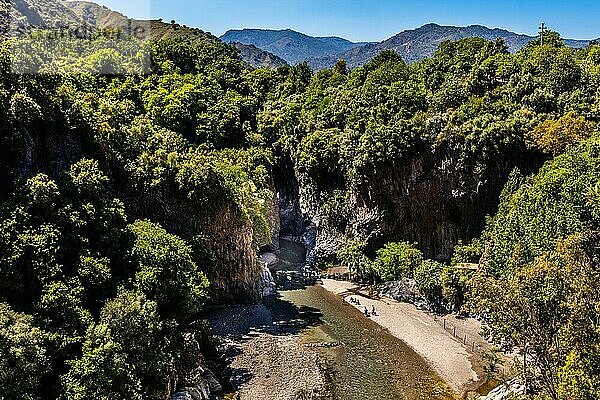 Alcàntara Schlucht bei Fondaco Motta als Ergebnis mehrerer Lavastroeme  Aetna mit vier Gipfelkratern ist mit 3357 Metern der hoechste aktive Vulkan Europas  Fondaco Motta  Sizilien  Italien  Europa