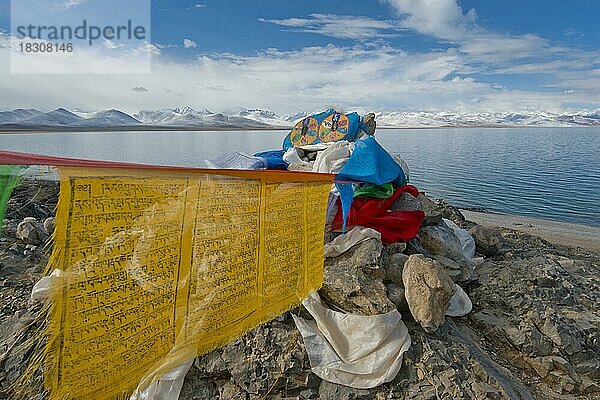 Buddhistische Opfergaben  tibetische Glücksschale  Kathags  Manisteine und Yakhörner am Namtso See  Himmelssee  4718 m  Damchung  Tibet  China  Asien