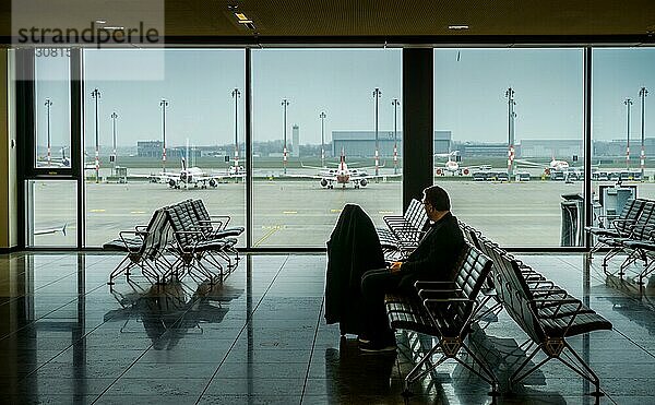 Reisender  Warten am Gate  Terminal 1  Flughafen BER  Berlin-Brandenburg  Deutschland  Europa