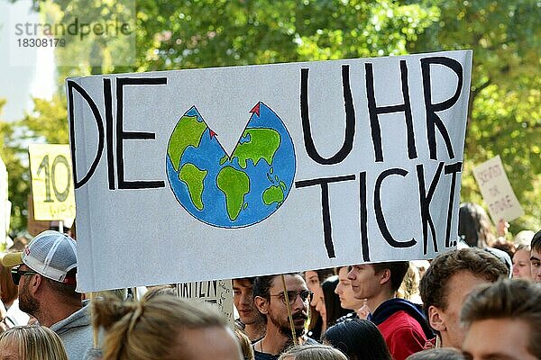 Protestschild mit der Aufschrift Time is ticking in deutscher Sprache  hochgehalten von jungen Menschen während des Global Climate Strike  Heidelberg  Deutschland  Europa