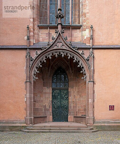 Eingang zum Turm der Stiftskirche Sankt Bartholomäus  Frankfurt am Main  Hessen  Deutschland  Europa