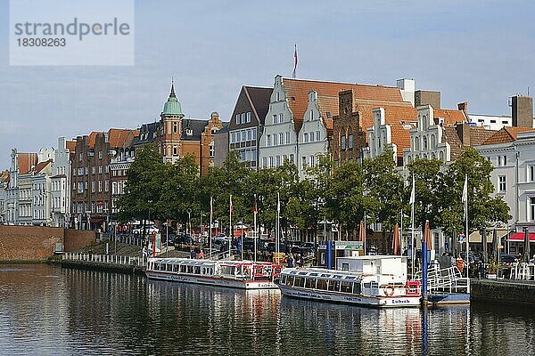 Gebäude der Altstadt und Schiffe an der Stadttrave  Lübeck  UNESCO-Weltkulturerbe  Schleswig-Holstein  Deutschland  Europa