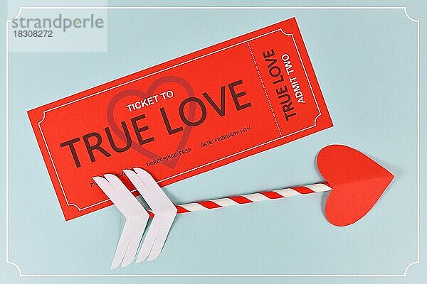 Valentinstag Konzept mit roten True Love Ticket und Amor Pfeile auf blauem Hintergrund