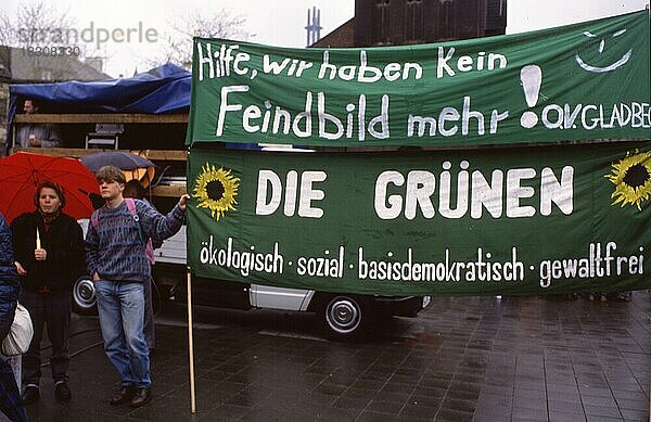 Der traditionelle Ostermarsch  hier der OM Ruhr am 14.04.1990 in Duisburg  mit den Forderungen nach Frieden und Abrüstung und der Suche nach einem Feindbild  DEU  Deutschland  Europa