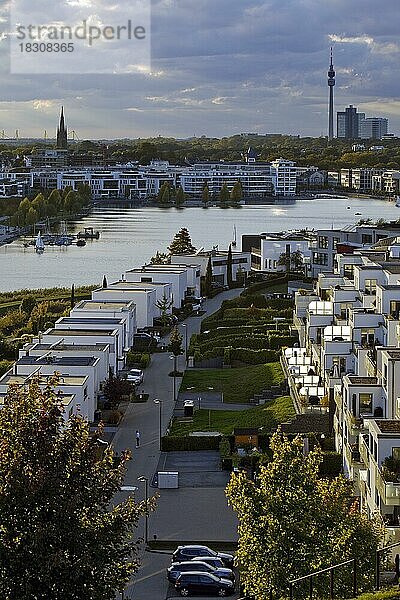 Wohnbebauung am Phoenix See mit der Stadtsilouhette im Hintergrund  Dortmund  Ruhrgebiet  Nordrhein-Westfalen  Deutschland  Europa