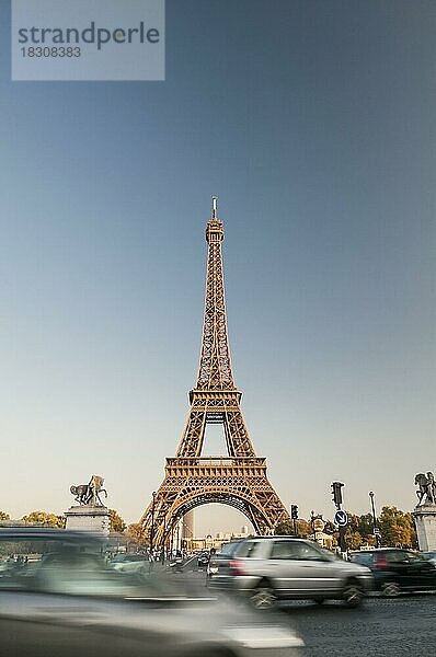 Eiffelturm von Pont dIéna mit Bewegungsunschärfe Verkehr  Paris  Île-de-France  Frankreich  Europa