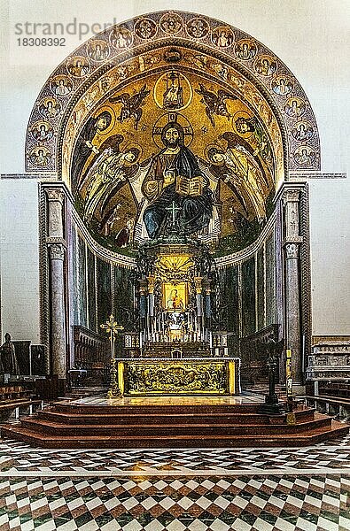 Altarraum mit Christus Pnatokrator  Kathedrale Maria SS. Assunta  mit groesster mechanischer Uhr der Welt  12.Jhd.  Messina  Sizilien  Italien  Europa