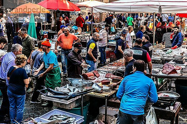 Historischer Fischmarkt La pescheria mit einer Fuelle bunter Meerestiere  Catania  Catania  Sizilien  Italien  Europa
