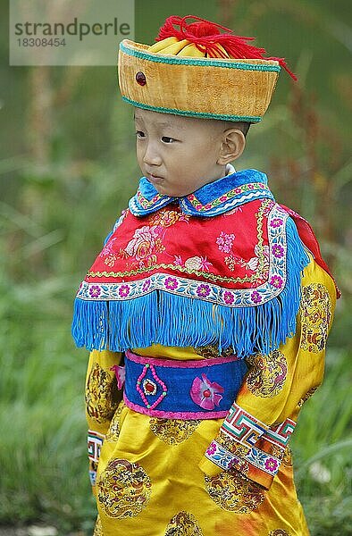 Kleiner Junge in Tracht  Zhangye  Provinz Gansu  China  Asien