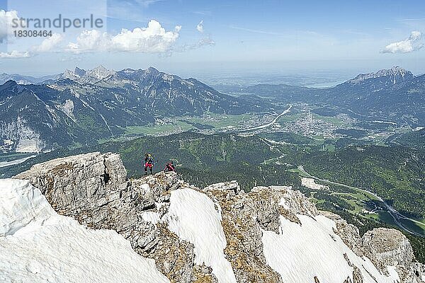 Wanderer  Ausblick vom Thaneller  östliche Lechtaler Alpen  Tirol  Österreich  Europa