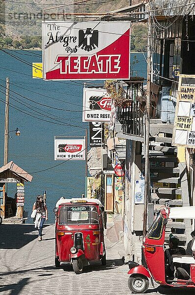 Rotes Tuk-Tuk-Taxi  San Pedro La Laguna  Atitlansee  Guatemala  Mittelamerika