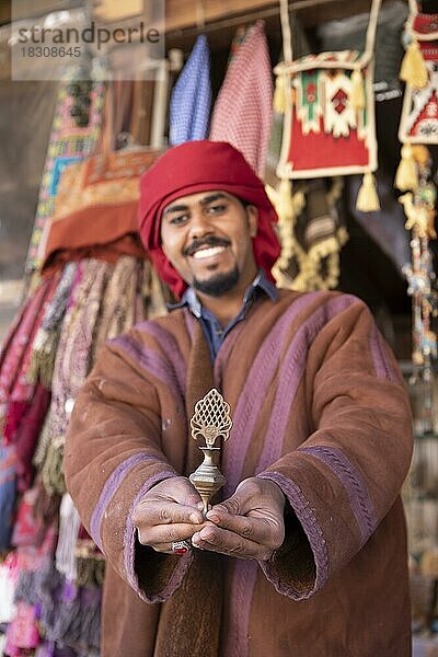 Jordanischer Beduine mit traditionellem Lidstrich zeigt ein Bronzefläschen mit AlKuhl  Nabatäerstätte Petra  Jordanien  Asien