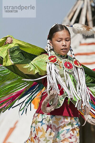 Fancy- oder Schal-Tänzerinnen  Pow-wow  Blackfoot Crossing Historical Park  Alberta  Kanada  Nordamerika