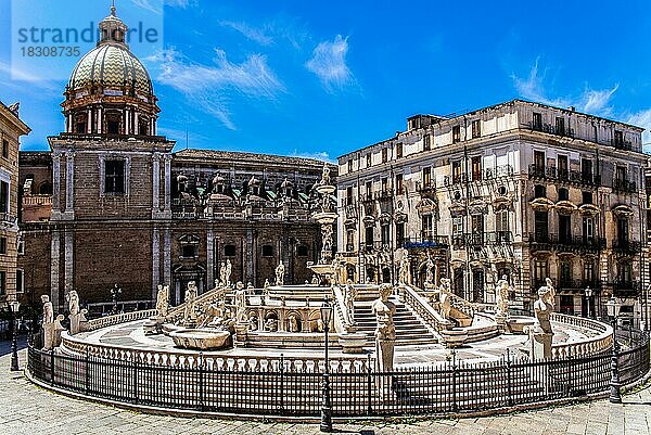 Fontana Pretoria mit mehreren Becken mit weißen Marmorfiguren und Statuen  17. Jhd.  Palermo  Sizillien  Palermo  Sizilien  Italien  Europa