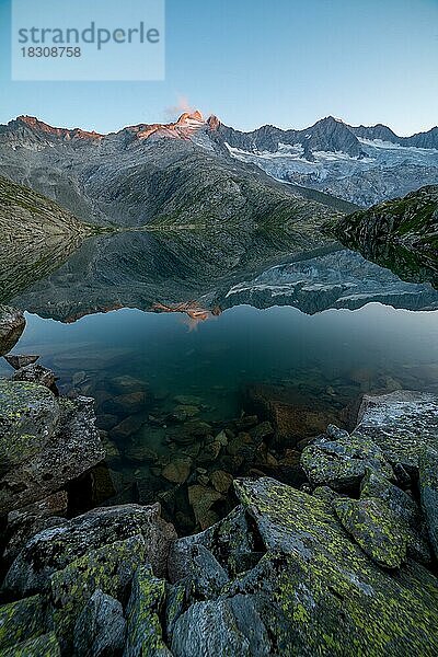 Sonnenuntergang am Bergsee  unterer Gerlossee  Wildgerlossee  Spiegelung von Gabler und Reichenspitze im letzten Abendlicht  Pinzgau  Salzburg  Österreich  Europa