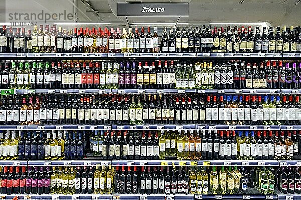 Regale mit WeinFlaschen im Großmarkt  Bayern  Deutschland  Europa