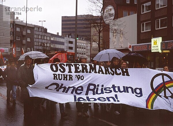 Der traditionelle Ostermarsch  hier der OM Ruhr am 14.04.1990 in Duisburg  mit den Forderungen nach Frieden und Abrüstung und der Suche nach einem Feindbild  DEU  Deutschland  Europa