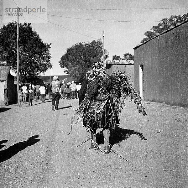 Atacama Hochebene Wüste Karneval Tradition Tracht Lateinamerika Amerika belebt bolivianisch Bolivien Brauch Brauchtum dicht gedrängt divers Fasching Fasnacht Feier feiern Fest gemeinsam Lebensart Lebensstil lebhaft Mensch Menschenansammlung Menschenmenge Luftschlangen fröhlich Fahnen Flaggen schwarz weiß analog