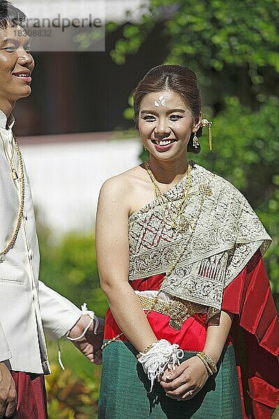 Ein Paar in traditionellem Hochzeitsdress  die Braut mit Stirnmuster  Phrae  Provinz Phrae  Thailand  Asien
