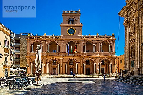 Zentrale Piazza della Repubblica mit dem Palast des 7. April und der Chiesa Madre  Marsala  Sizillien  Marsala  Sizilien  Italien  Europa