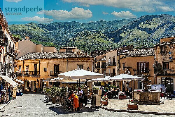 Castelbuono im Bergland der Madonien mit historischer Altstadt  Castelbuono  Sizilien  Italien  Europa