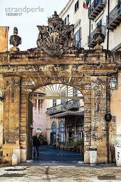 Mirto Palast mit authentischer Dekoration und originalen Moebeln repraesentiert den Lebensstil einer wohlhabenden Familie des 18. Jahrhunderts  Palermo  Sizillien  Palermo  Sizilien  Italien  Europa
