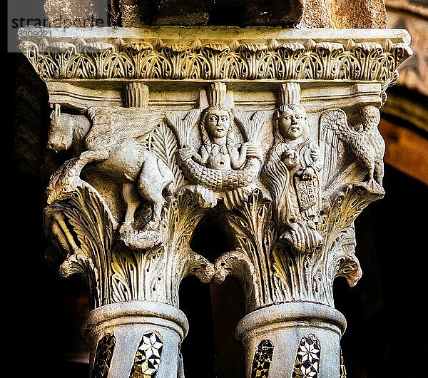 Kreuzgang mit 228 unterschiedlich gestalteten Doppelsaulen  Kapitelle mit Reliefs aus der Bibel oder symbolische christliche und islamische Darstellungen  Kathedrale von Monreale  Santa Maria Nuova  Sizillien  Monreale  Sizilien  Italien  Europa