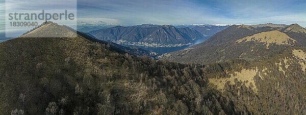 Panorama mit Comer See  Drohnenaufnahme  Monte Boletto  Como  Lombardei  Italien  Europa