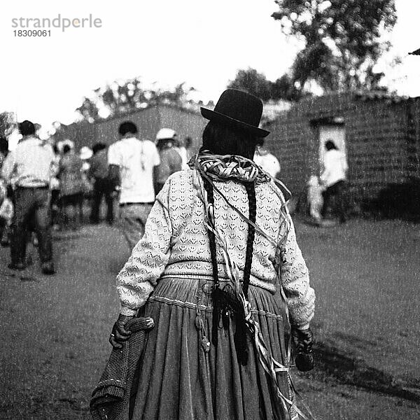 Atacama Hochebene Wüste Karneval Tradition Tracht Lateinamerika Amerika belebt bolivianisch Bolivien Brauch Brauchtum dicht gedrängt divers Fasching Fasnacht Feier feiern Fest gemeinsam Lebensart Lebensstil lebhaft Mensch Menschenansammlung Menschenmenge Luftschlangen fröhlich Fahnen Flaggen schwarz weiß analog