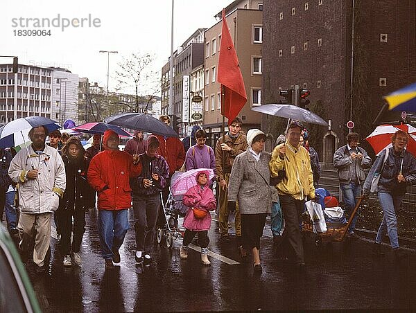 Der traditionelle Ostermarsch  hier der OM Ruhr am 14.04.1990 in Duisburg  mit den Forderungen nach Frieden und Abrüstung und der Suche nach einem Feindbild  DEU  Deutschland  Europa