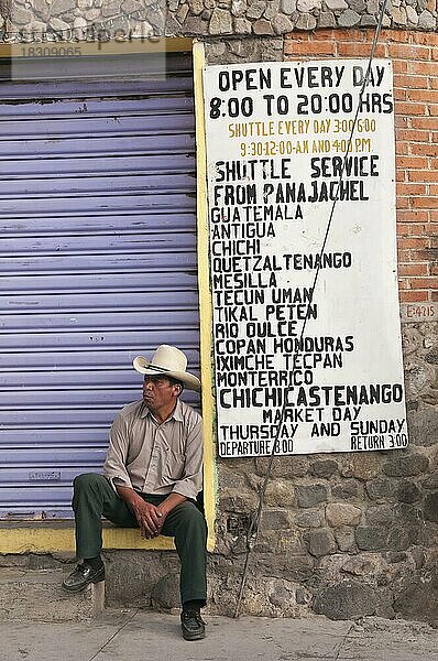 Mann sitzt vor einem Geschäft  Panajachel  Guatemala  Mittelamerika