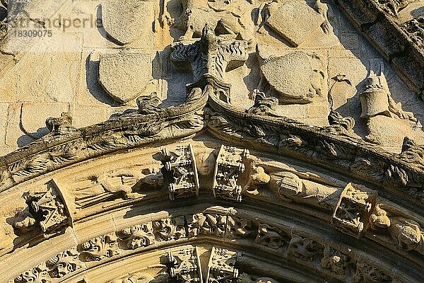 Detail Tympanon Westportal gotische Kathedrale Saint-Corentin  Quimper  Kemper  Departement Finistere Penn-ar-Bed  Region Bretagne Breizh  Frankreich  Europa