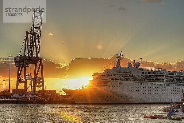 Sonnenaufgang  Morgendämmerung  Hafen  Verladekran  Gegenlicht  Kreuzfahrtschiff  Hauptstadt  Puerto del Rosario  Fuerteventura  Kanarische Inseln  Spanien  Europa