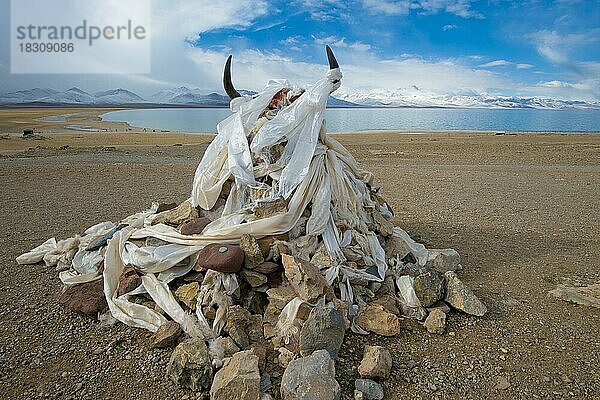 Buddhistische Opfergaben  tibetische Glücksschale  Kathags  Manisteine und Yakhörner am Namtso See  Himmelssee  4718 m  Damchung  Tibet  China  Asien