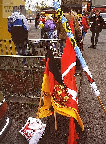 Der traditionelle Ostermarsch  hier der OM Ruhr am 14.04.1990 in Duisburg  mit den Forderungen nach Frieden und Abrüstung und der Suche nach einem Feindbild  DEU  Deutschland  Europa