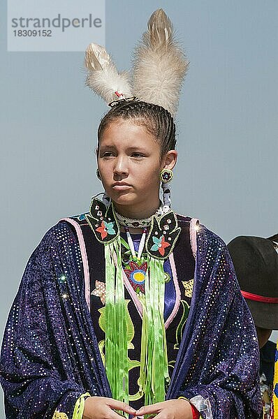 Fancy- oder Schal-Tänzerinnen  Pow-wow  Blackfoot Crossing Historical Park  Alberta  Kanada  Nordamerika