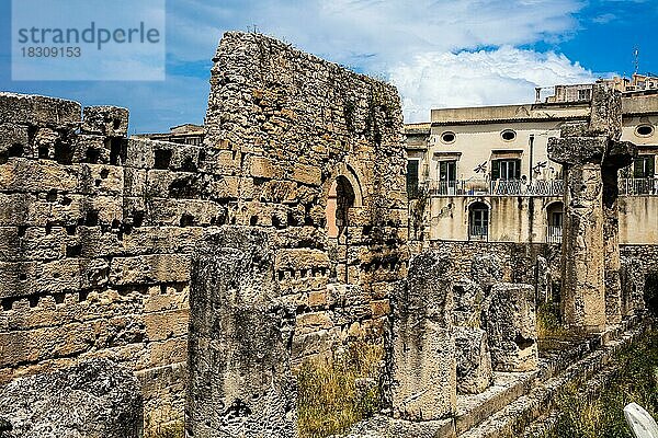 Ruinen des Apollo-Tempels  Altstadt auf der Insel Ortigia  Syrakus  Sizillien  Syrakus  Sizilien  Italien  Europa
