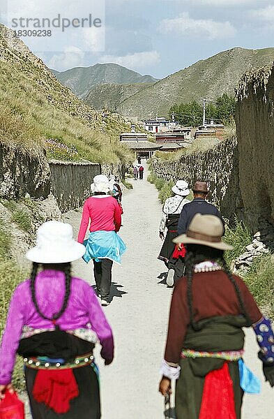 Tibetische Pilger auf dem Kora  ibetisches Labrang Kloster  Xiahe  Provinz Gansu  China  Asien