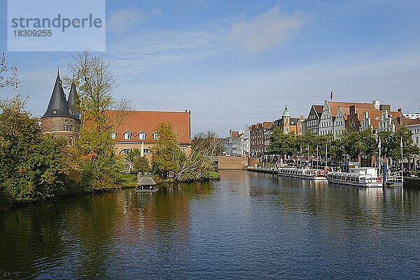 Holstentor  Altstadt und Schiffe an der Stadttrave  Lübeck  UNESCO-Weltkulturerbe  Schleswig-Holstein  Deutschland  Europa