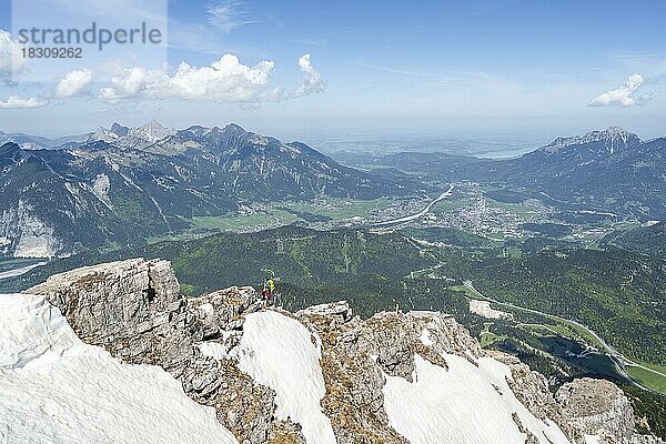 Wanderer  Ausblick vom Thaneller  östliche Lechtaler Alpen  Tirol  Österreich  Europa