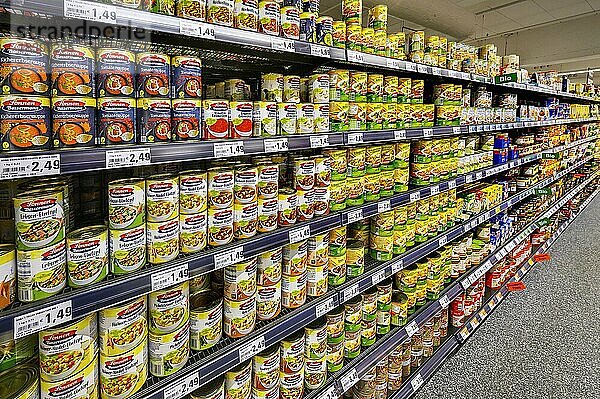 Regal  Lebensmittel in Dosen im Großmarkt  Bayern  Deutschland  Europa