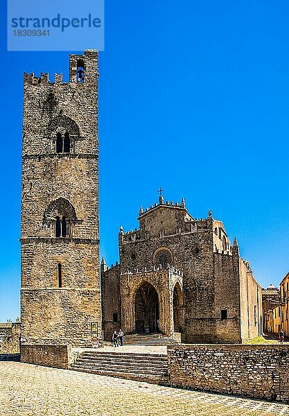 Duomo dellAssunta  Festungskirche aus dem 14. Jhd.  mittelalterliche Stadt Erice  beeindruckt durch seine spektakulaere Lage  Sizillien  Erice  Sizilien  Italien  Europa