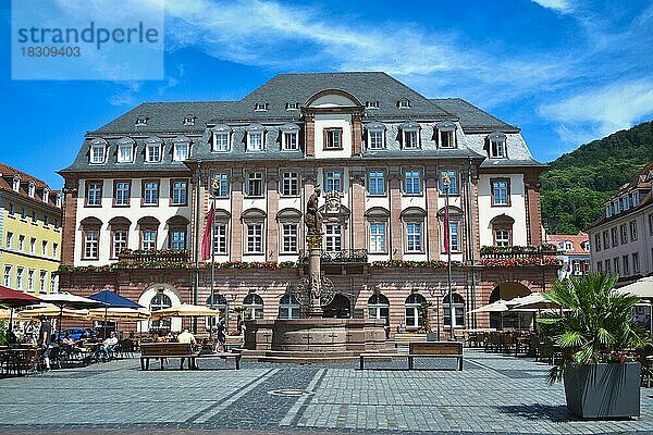 Historisches Rathaus am Marktplatz mit Brunnen und Statue davor und Menschen in Straßencafés an einem warmen sonnigen Tag  Heidelberg  Deutschland  Europa