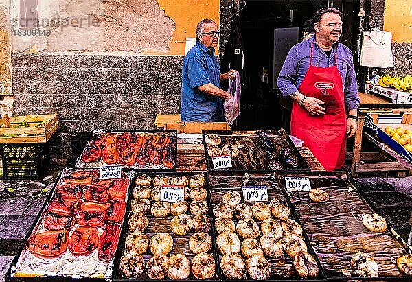 Gemuesestand am historischer Fischmarkt La pescheria mit einer Fuelle bunter Meerestiere  Catania  Catania  Sizilien  Italien  Europa