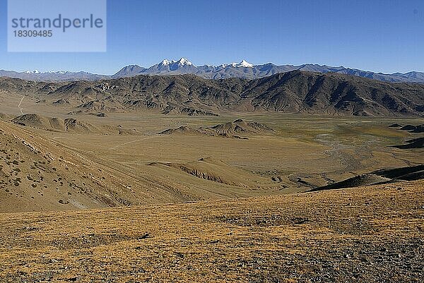 Schneebedeckte Bergriesen des Himalaya Hauptkamm nahe dem Peilko Tso See  Provinz Ngari  Westtibet  Tibet  China  Asien