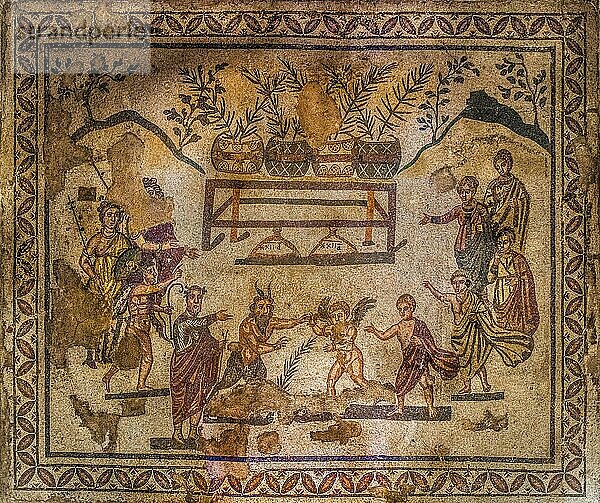 Zimmer mit Mythos von Eros und Pan  Mosaikboden  spaetroemische Luxusvilla aus dem 3.  4. Jhd.  Villa Romana del Casale  Piazza Armerina  Sizillien  Piazza Armerina  Sizilien  Italien  Europa