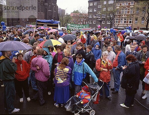 Der traditionelle Ostermarsch  hier der OM Ruhr am 14.04.1990 in Duisburg  mit den Forderungen nach Frieden und Abrüstung und der Suche nach einem Feindbild  DEU  Deutschland  Europa