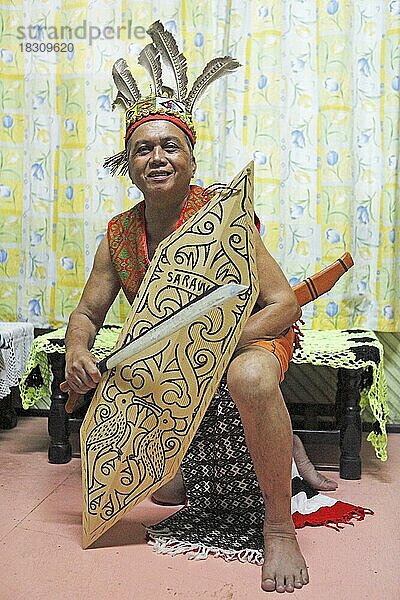 Malaysischer Mann in einem traditionellen Tanzdress  Volk der Iban  Rumah Patrick Libau  Niah National Park  Miri Distrikt  Sarawak  Borneo  Malaysia  Asien