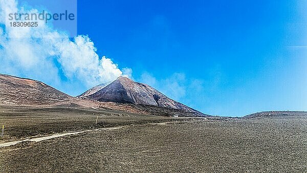 Suedflanke des Ätna mit Nebenkratern  Aetna mit vier Gipfelkratern ist mit 3357 Metern der hoechste aktive Vulkan Europas  Aetna  Sizilien  Italien  Europa